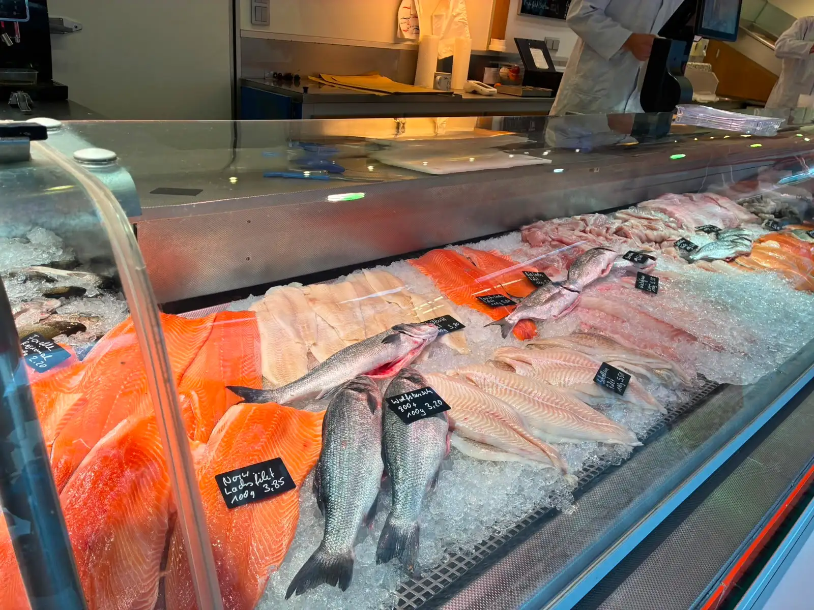 Auslage mit Fischspezialitäten und Feinkost bei Koppenhofer